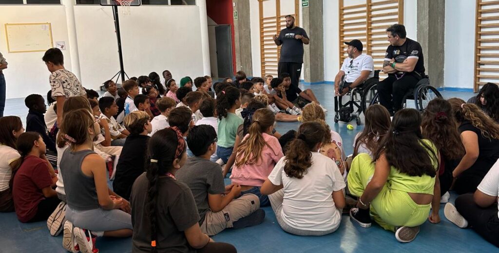 Rollstuhl-Padel-Stars besuchen die Schule